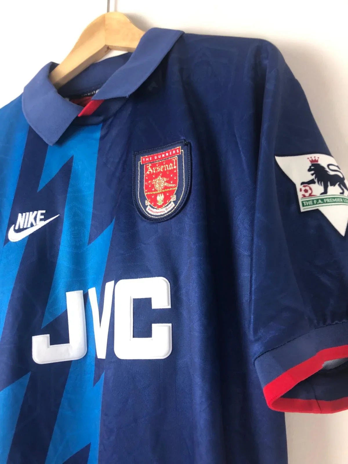 Camiseta Bergkamp Arsenal FC Visitante 1995-96 Retro - Fútbol Club Vintage