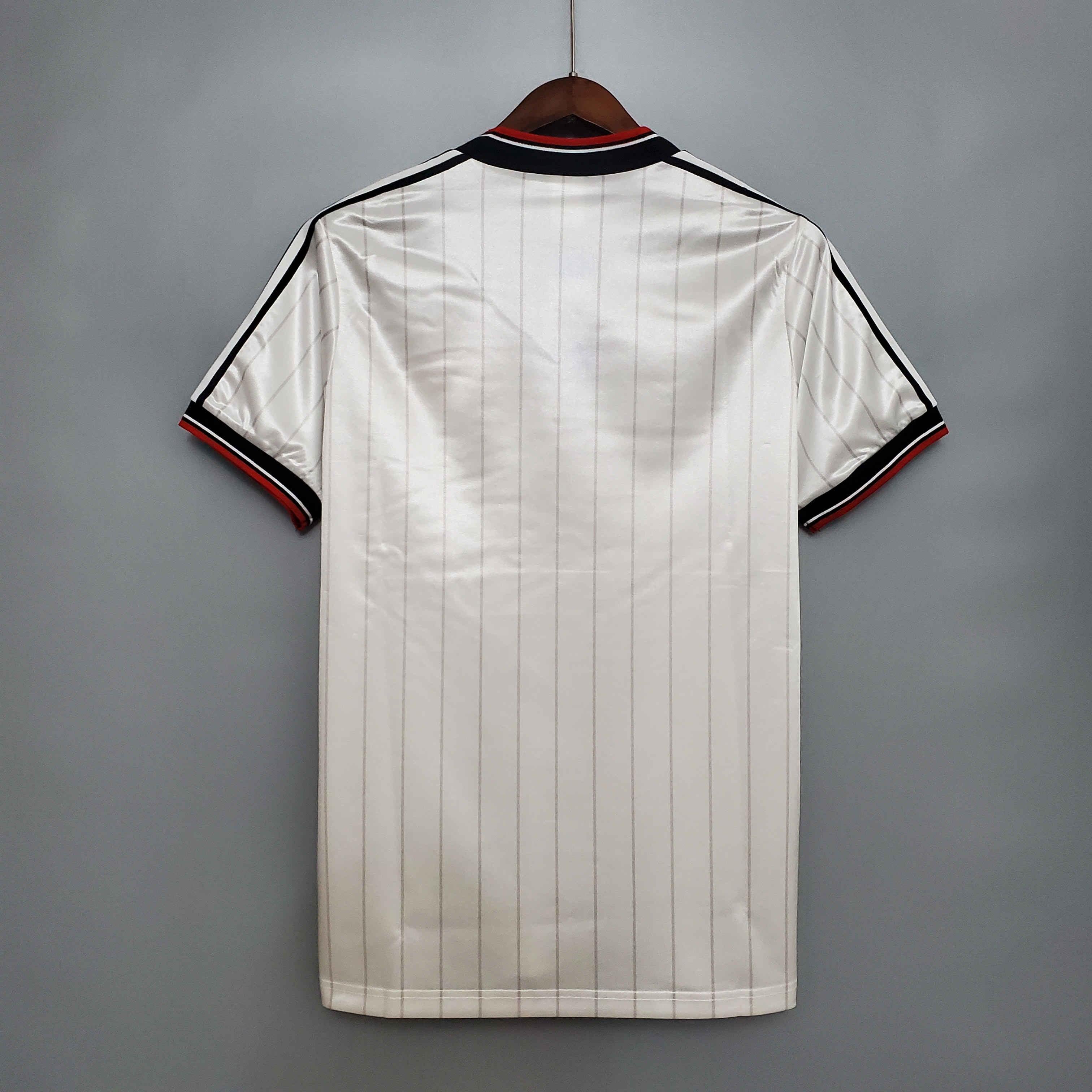 Camiseta Retro Manchester United FC Visitante 1983 - Fútbol Club Vintage