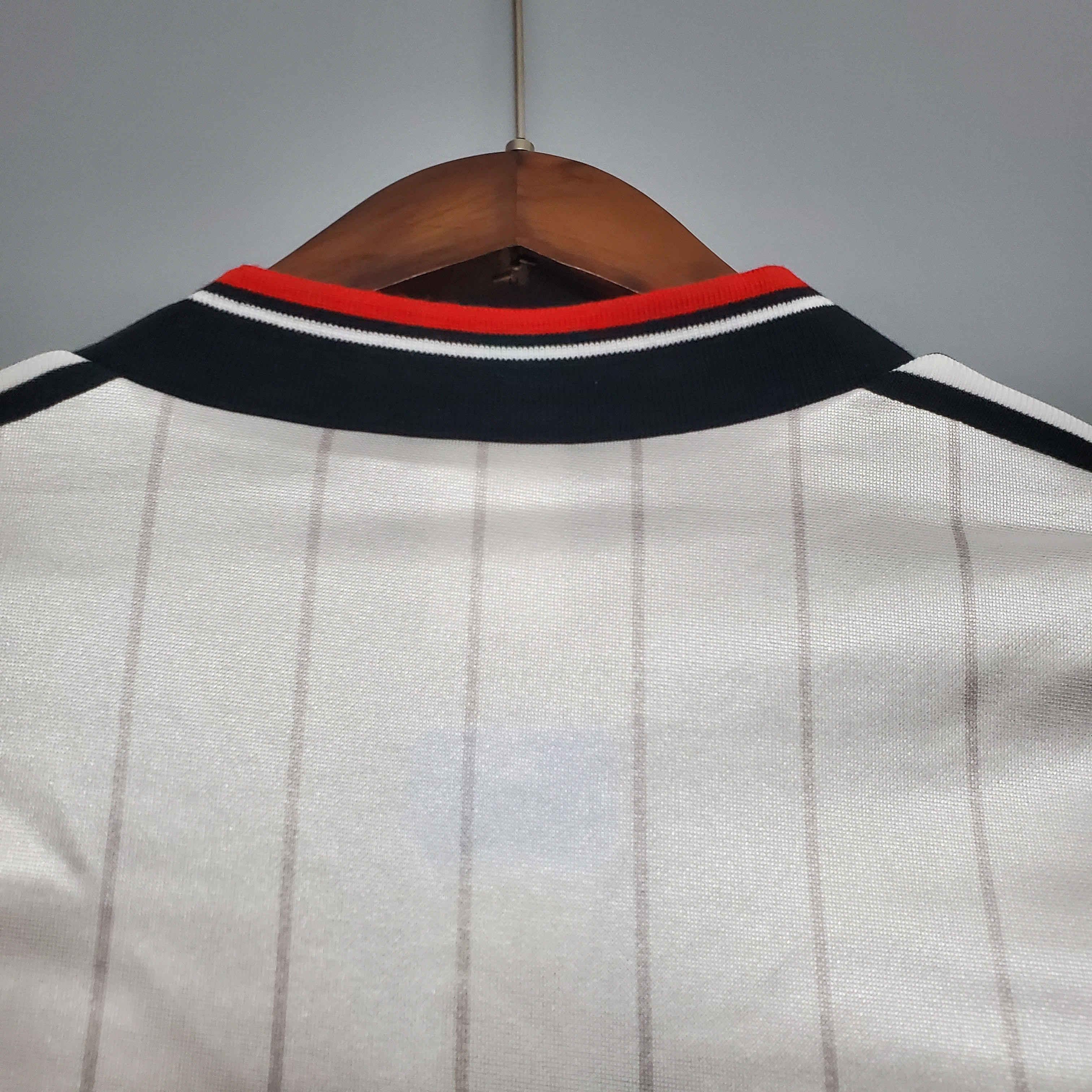 Camiseta Retro Manchester United FC Visitante 1983 - Fútbol Club Vintage