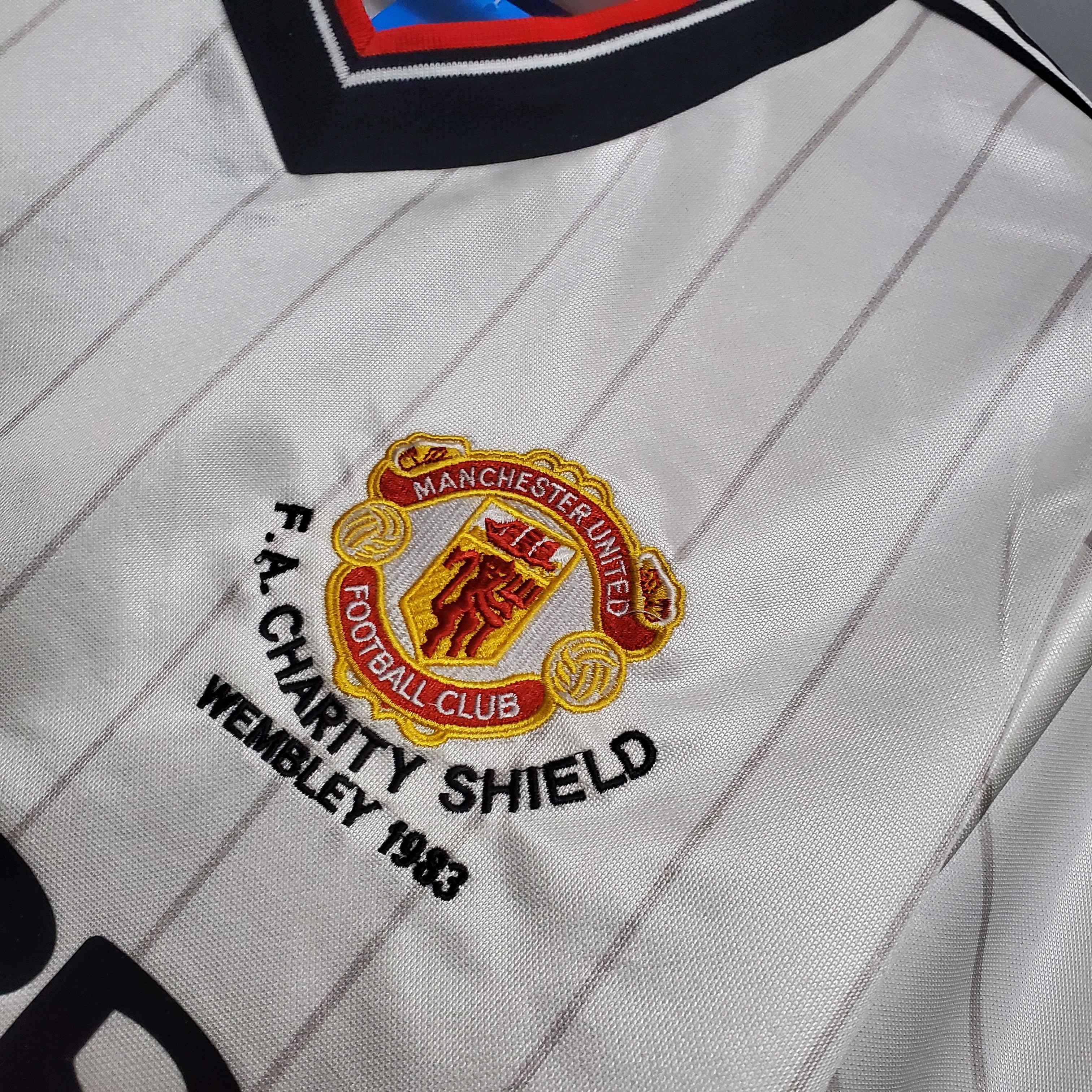 Camiseta Retro Manchester United FC Visitante 1983 - Fútbol Club Vintage