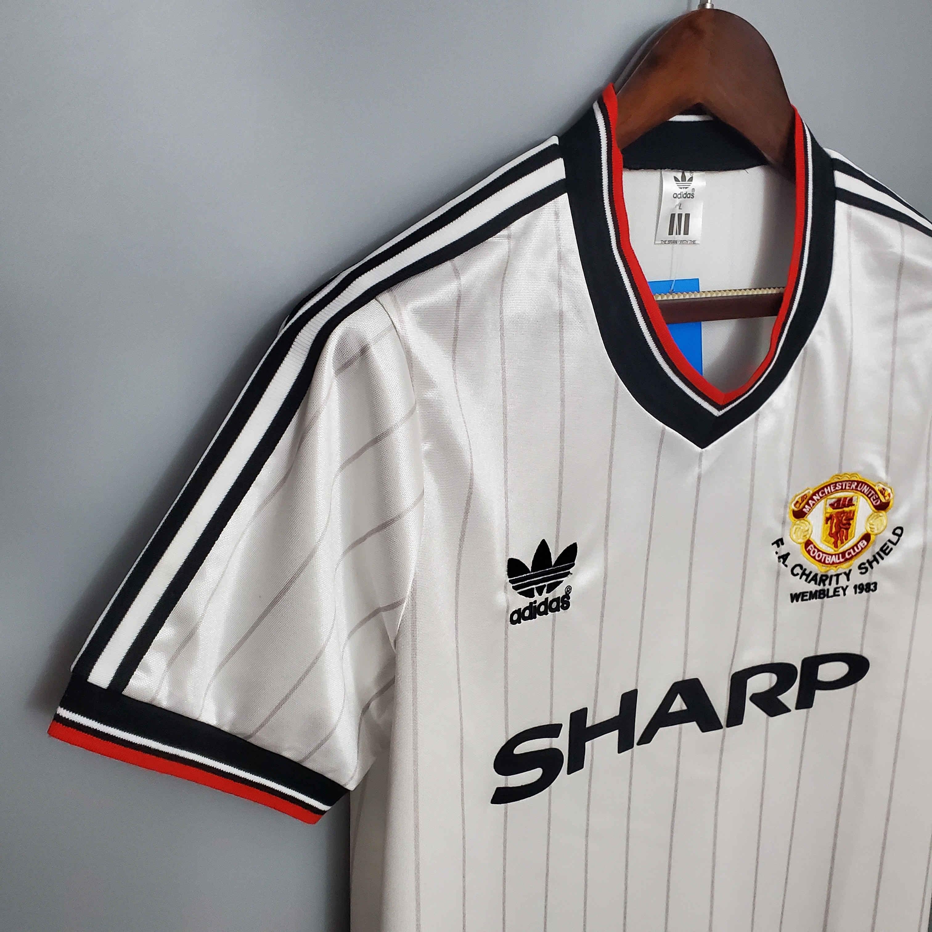Camiseta Retro Manchester United FC Visitante 1983 - Fútbol Club Vintage